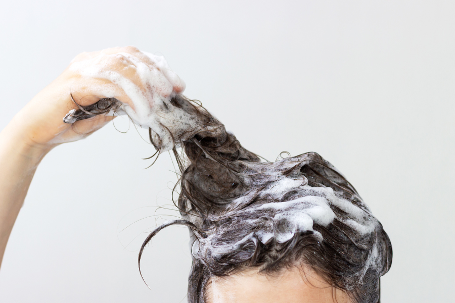Capelli lavati delicatamente con shampoo